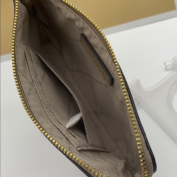 MICHAEL KORS FULTON LG TZ WRISTLET LEATHER TRUFFLE - Picture 14 of 16